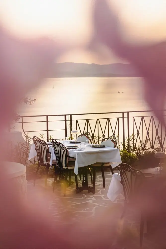 Deniz manzaralı Jira Restaurant açık alanı